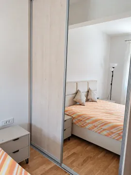 Bedroom with a double bed and a mirrored built-in wardrobe. - image 6