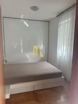 Spavaća soba sa bračnim krevetom i velikim ugradnim plakarom. - image 4