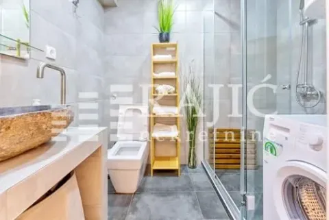 Moderno opremljeno kupatilo sa tuš kabinom, umivaonikom i wc šoljom. - image 13