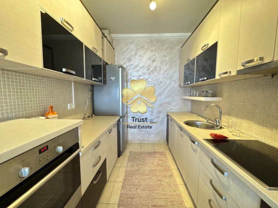 Equipped kitchen with built-in units and appliances.