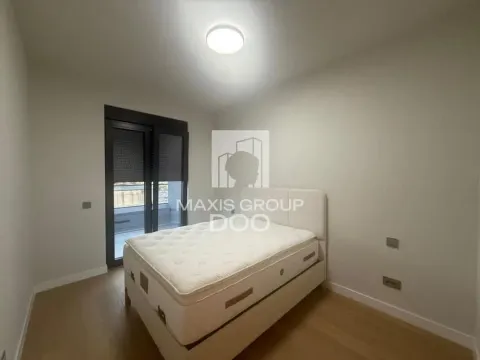 Manja spavaća soba sa bračnim krevetom i izlazom na terasu. - image 16