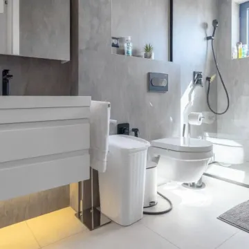 Moderne kupatilo sa tuš kabinom, umivaonikom i ugradnom sanitarijom u sivoj boji. - image 13
