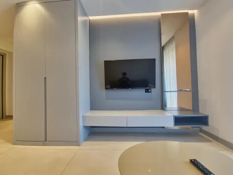 Moderan namještaj sa zidnim televizorom i ugradnim plakarom u dnevnoj sobi. - image 6