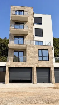 Fasada moderne stambene zgrade sa terasam i garažnim vratima u prizemlju. - image 3
