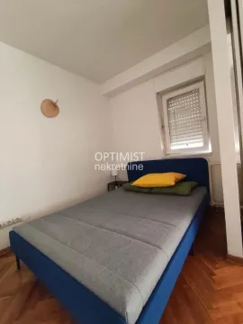 Manja spavaća soba sa krevetom i prozorom. - image 12