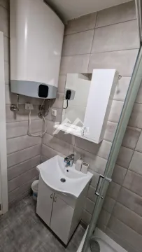 Manje kupatilo sa umivaonikom, ogledalom, bojlerom i tuš kabinom. - image 7