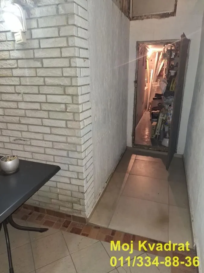 Ulaz u pomoćnu prostoriju ili ostavu sa spoljne strane zgrade.
