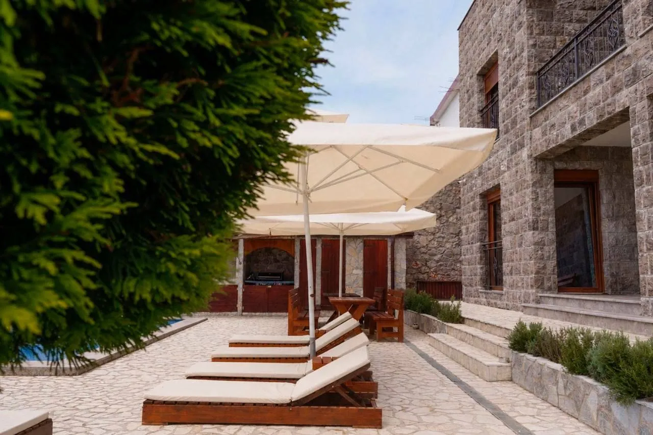 Izdavanje, četvorosoban stan, 240m², Krimovica, Kotor