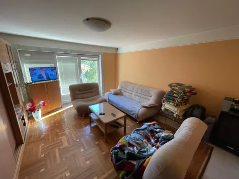 Dnevna soba sa garniturom za sedenje, stočićem i televizorom. - image 16