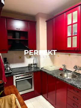 Kuhinja sa crvenim elementima i ugradnom tehnikom. - image 11
