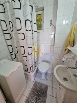 Manje kupatilo sa kadom, umivaonikom i veš mašinom. - image 6