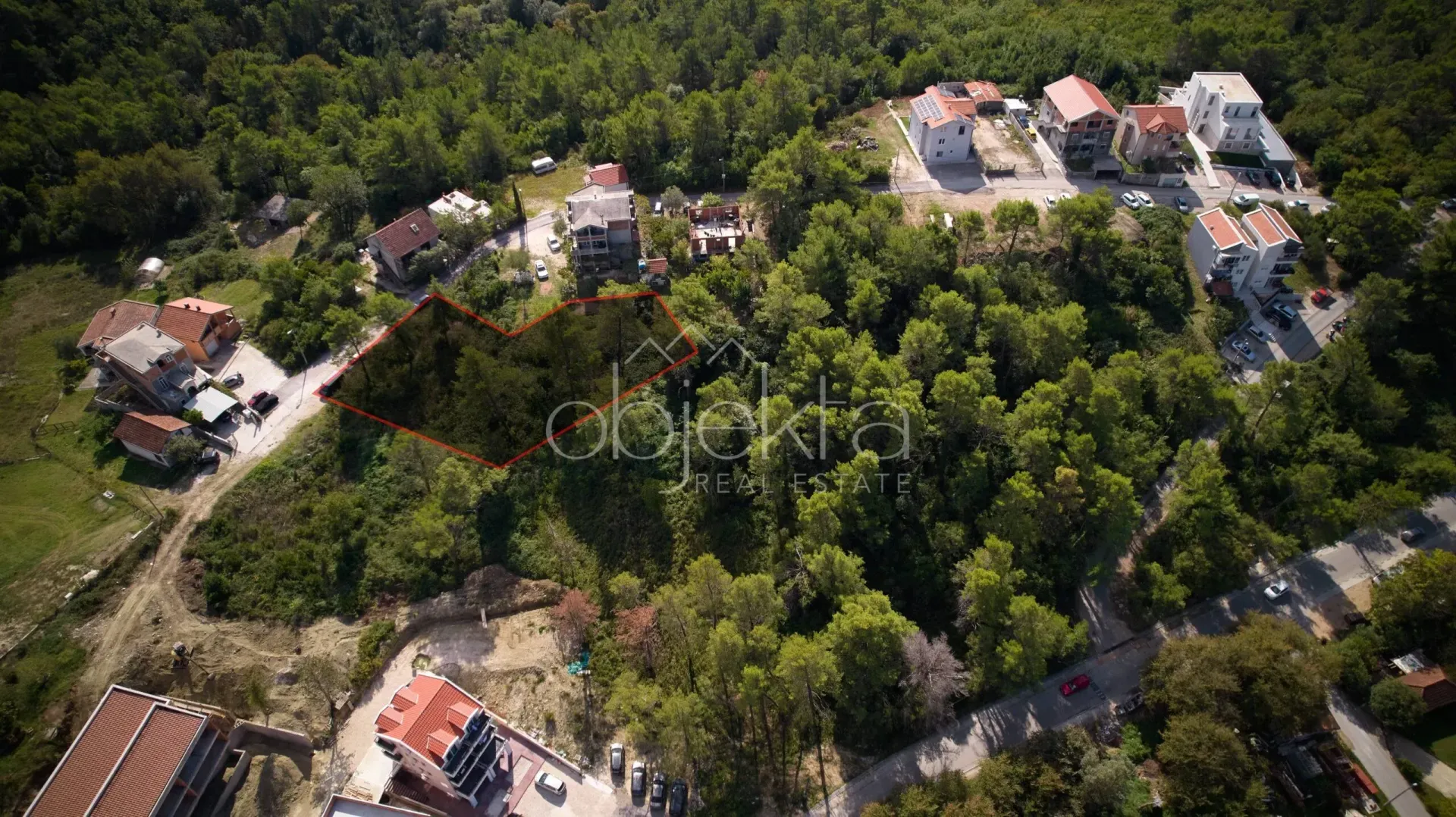 Pogled iz vazduha na građevinsku parcelu sa označenim granicama.
