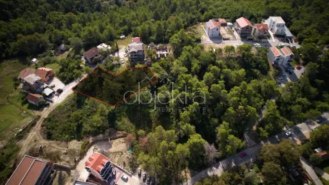 Pogled iz vazduha na građevinsku parcelu sa označenim granicama. - image 6