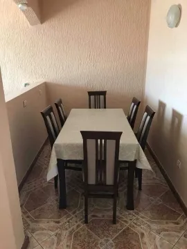 Natkrivena terasa sa trpezarijskim stolom i stolicama. - image 7