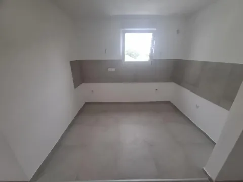 Nova neopremljena kuhinja sa keramičkim pločicama i prozorom. - image 3