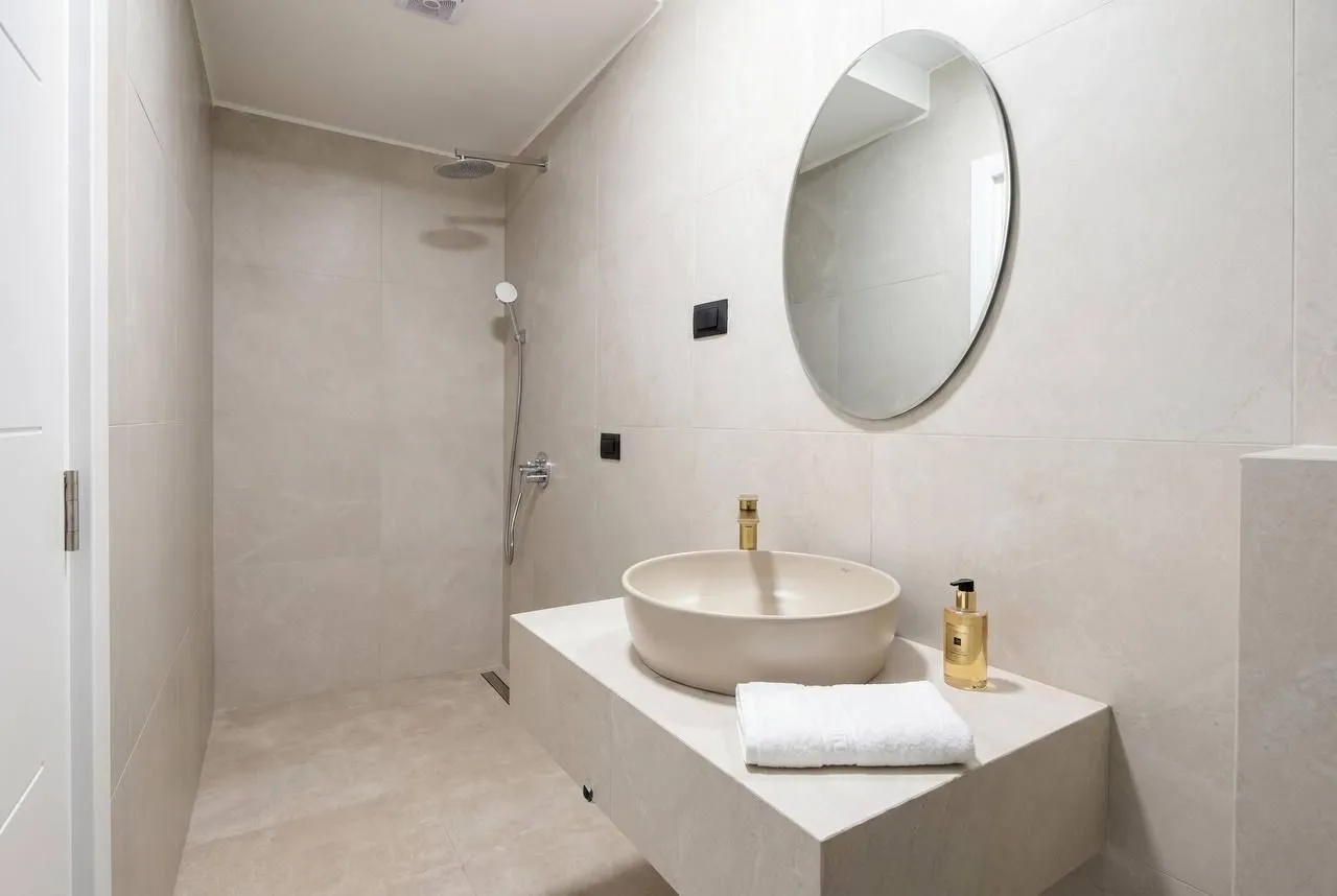 Izdavanje, poslovni prostor, 132m², Centar, Budva
