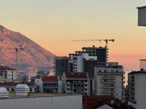 Izdavanje, četvorosoban stan, 45m², Maslinjak, Budva - image 9