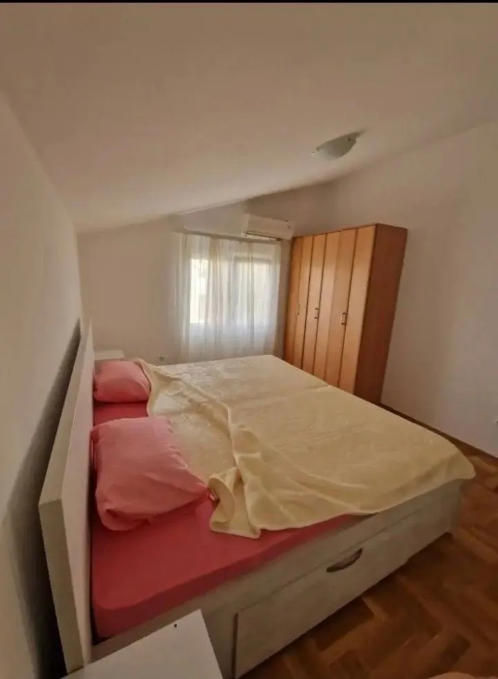 Izdavanje, dvosoban stan, 115m², Tološi, Podgorica