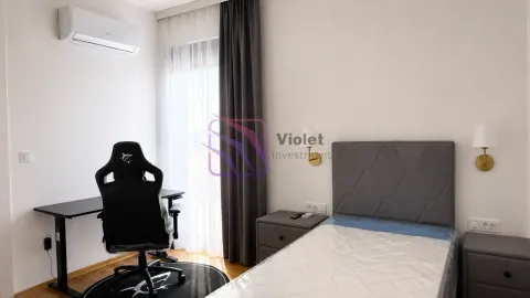 Namještena spavaća soba sa krevetom, radnim stolom i klima uređajem. - image 24