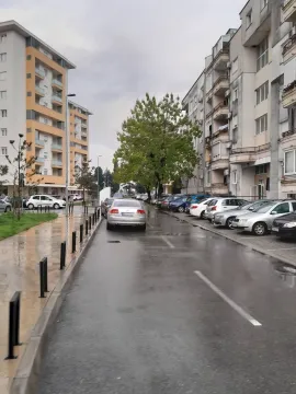 Pogled na stambene zgrade i parking ispred njih. - image 2