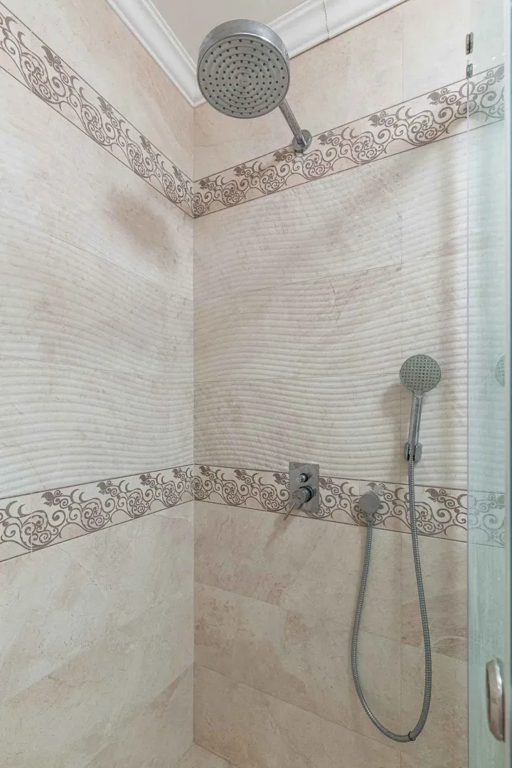 Detalj tuš kabine u popločanom kupatilu.