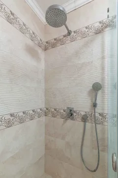 Detalj tuš kabine u popločanom kupatilu. - image 11