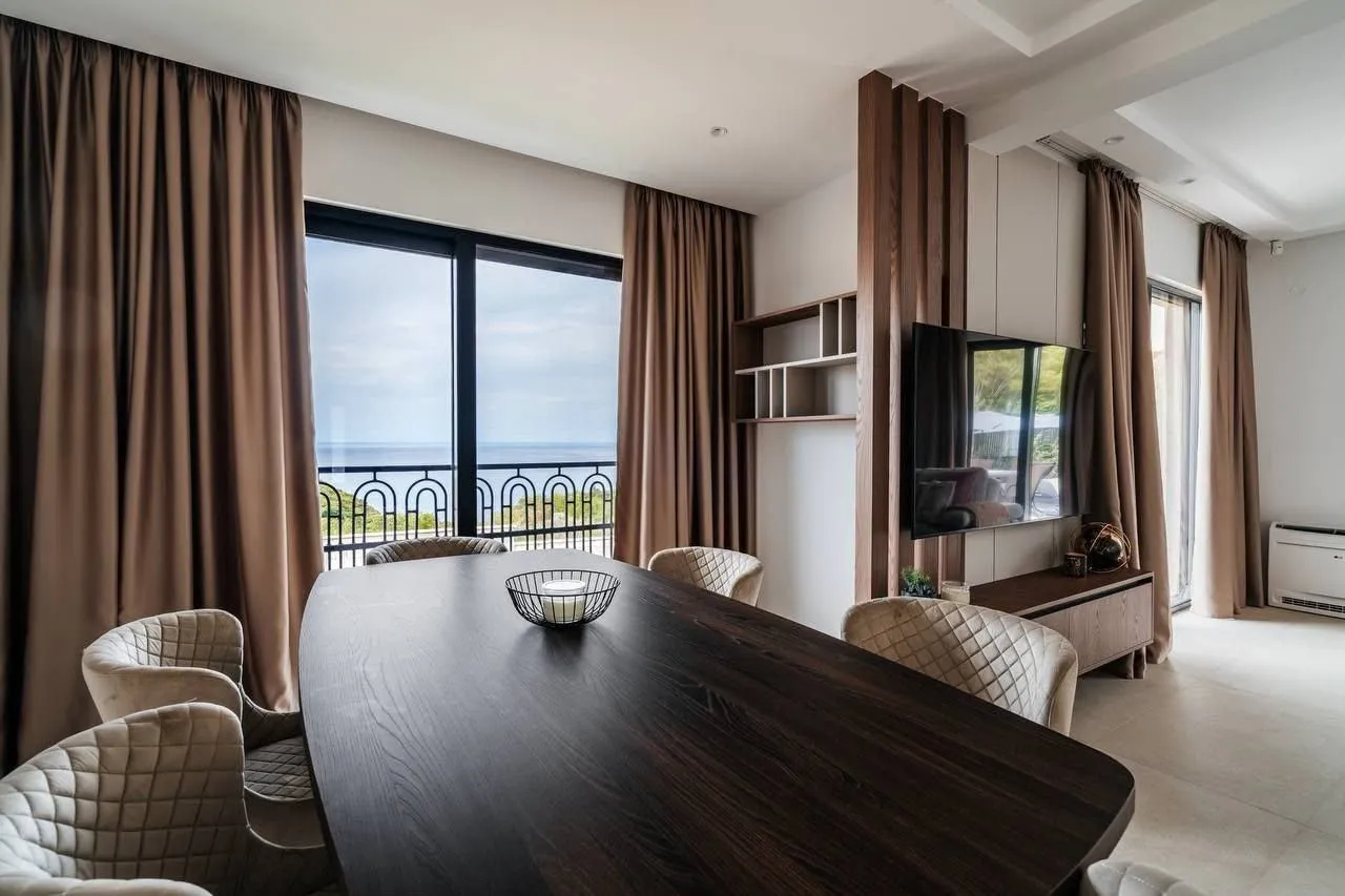 Living room with a dining table and a sea view.