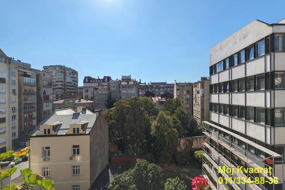Pogled sa prozora na okolne zgrade i gradsko naselje.