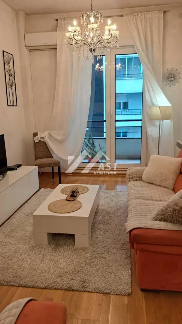 Izdavanje, dvosoban stan, 50m², Bulevar Oslobodjenja, Novi Sad Sve Podlokacije