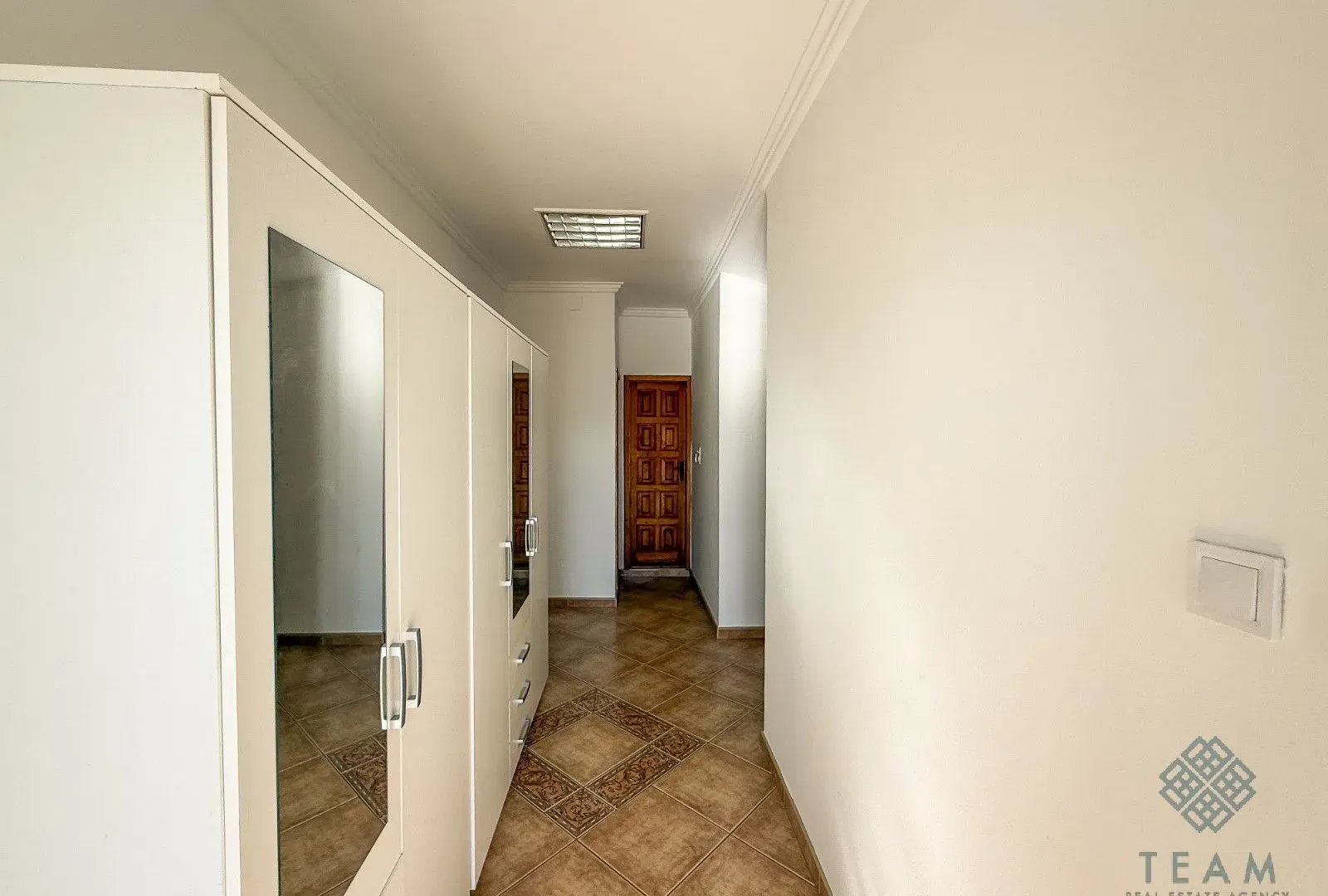 Izdavanje, kuća, 300m², Masline, Podgorica