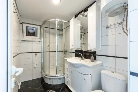 Kompaktno kupatilo sa tuš kabinom, umivaonikom i toaletom. - image 10