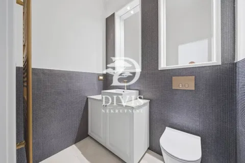 Moderno opremljeno kupatilo sa umivaonikom i ugradnom wc šoljom. - image 11
