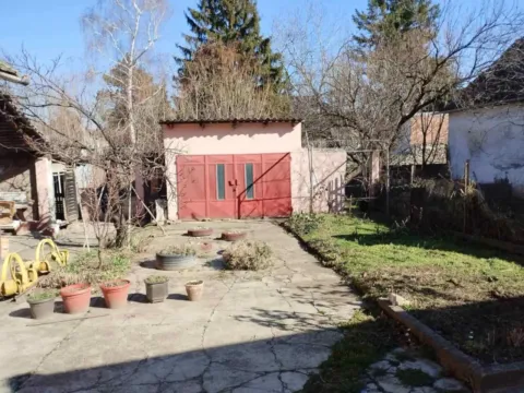 Dvorište sa pomoćnim objektom i zelenilom. - image 3