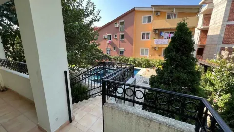 Pogled sa terase na dvorište i bazen zgrade. - image 7