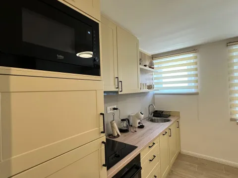 Izdavanje, dvosoban stan, 70m², Centar, Tivat - image 14
