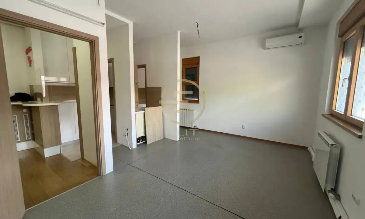 Izdavanje, poslovni prostor, 77m², Centar, Novi Sad