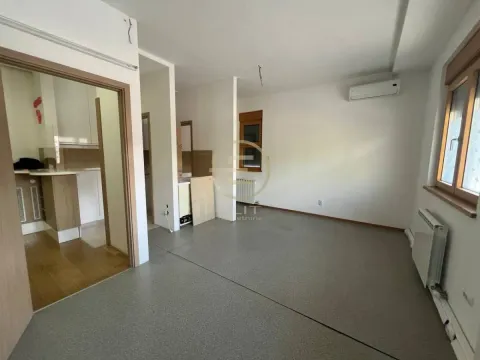 Rent, office space, 77m², Centar, Novi Sad - image 1