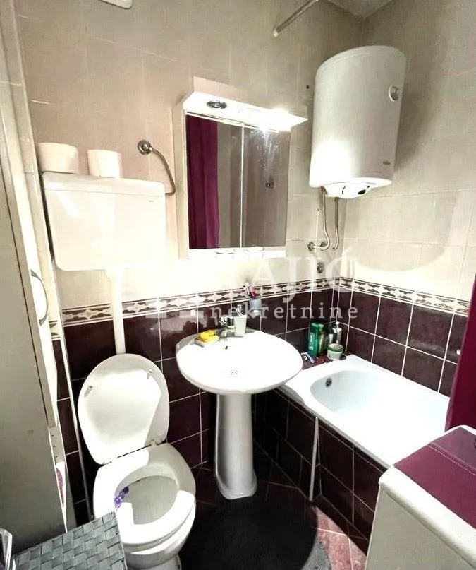 Small bathroom with sanitary fixtures, sink, and bathtub.