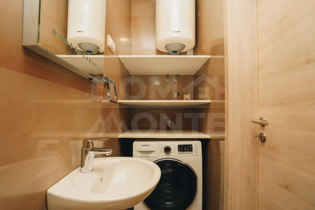 Izdavanje, dvosoban stan, 80m², Tivat, Crna Gora