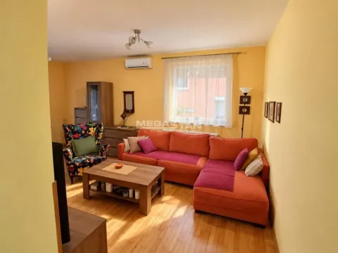 Dnevna soba sa garniturom i drvenim stočićem. - image 2