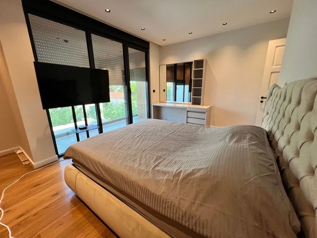 Izdavanje, kuća, 230m², Gornja Gorica, Podgorica