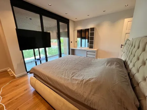 Izdavanje, kuća, 230m², Gornja Gorica, Podgorica - image 12