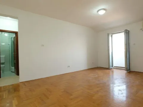 Izdavanje, dvosoban stan, 54m², Podgorica, Crna Gora