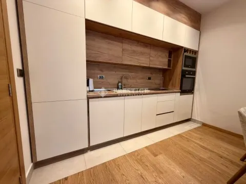 Moderna kuhinja sa ugradnim elementima i drvenim detaljima. - image 7