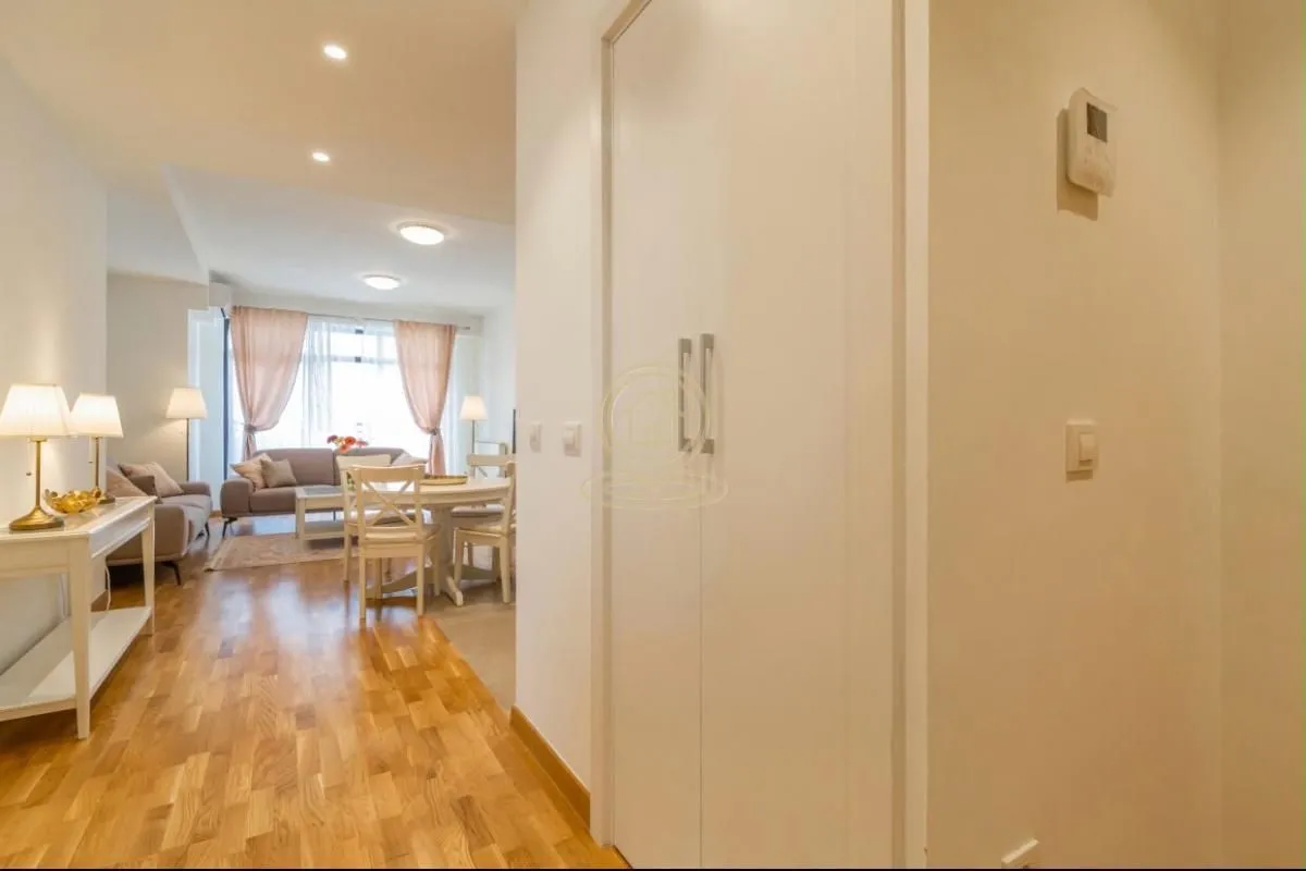 Izdavanje, trosoban stan, 87m², Savski Venac, Beograd