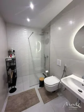 Moderne kupatilo sa tuš kabinom, umivaonikom i wc šoljom. - image 17