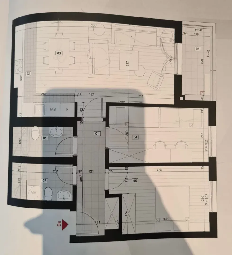 Arhitektonski nacrt stanovanja sa rasporedom prostorija i dimenzijama.