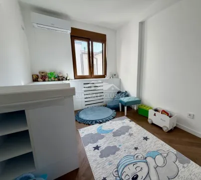 Dečja soba sa krevetom, igračkama i tepihom sa dezenom medvedića. - image 12