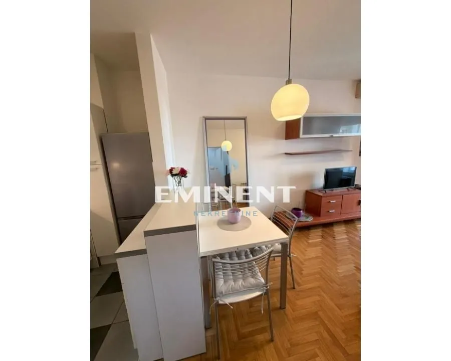 Rent, two bedroom apartment, 41m², Neimar, Vračar Sve Podlokacije