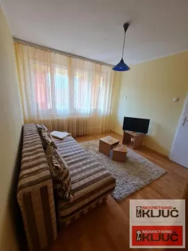 Dnevna soba sa garniturom, stočićima i televizorom. - image 7